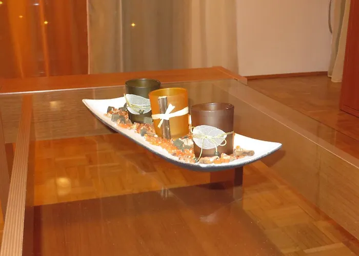 Penthouse Sara 풀라