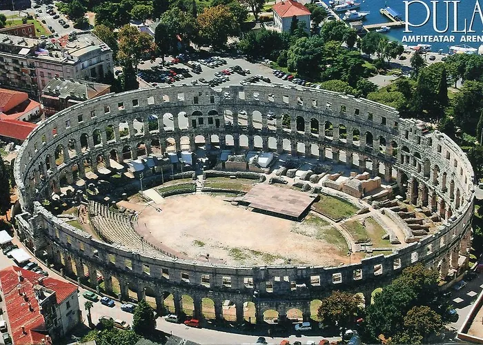 Penthouse Sara 풀라